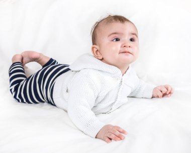 Parlak giysiler içinde çocuk