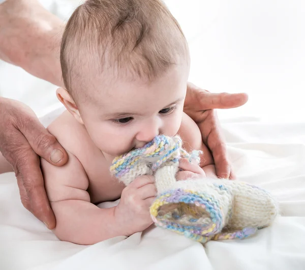 Γιαγιά πλεκτές κάλτσες μωρό θερμό, φροντίδα για το παιδί — Φωτογραφία Αρχείου