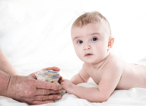 Babcia baby skarpetki ciepłe, opieki nad dzieckiem — Zdjęcie stockowe