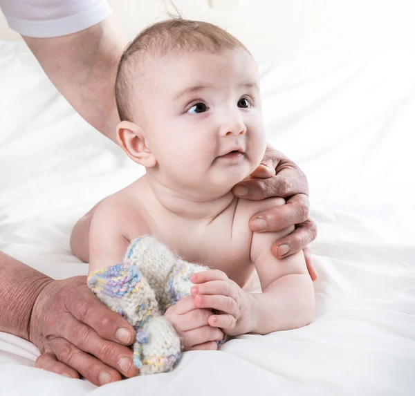 Avó malha bebê meias quente, cuidando da criança — Fotografia de Stock