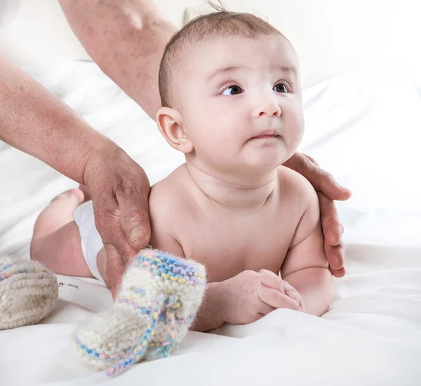 Abuela calcetines de punto bebé caliente, el cuidado del niño — Foto de Stock