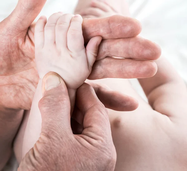 Avó malha bebê meias quente, cuidando da criança — Fotografia de Stock