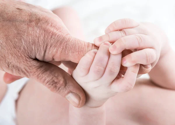 Γιαγιά πλεκτές κάλτσες μωρό θερμό, φροντίδα για το παιδί — Φωτογραφία Αρχείου