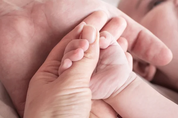 El bebé se encarga de la madre — Foto de Stock