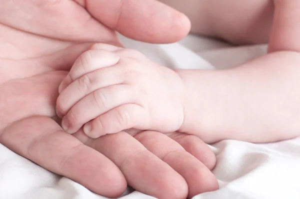 Baby handtag på moderns — Stockfoto