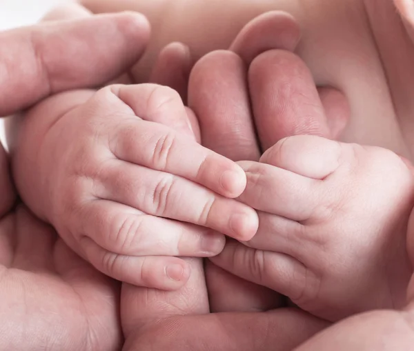 El bebé se encarga de la madre — Foto de Stock