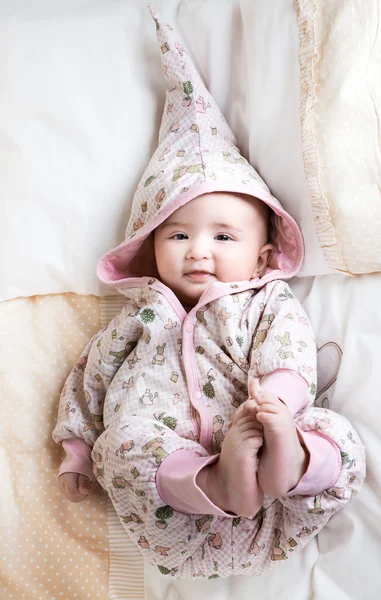 Enfant jouant dans un lit — Photo