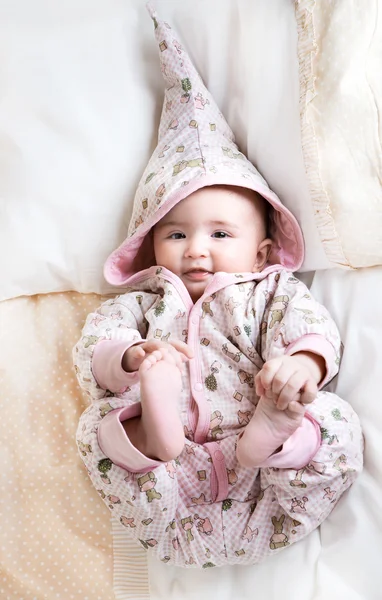 Enfant jouant dans un lit — Photo