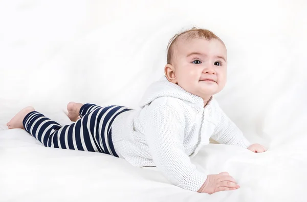 Het kind in lichte kleding — Stockfoto