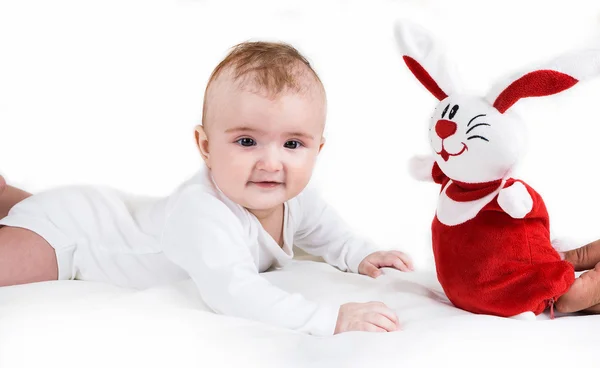 Un petit enfant jouant sur le terrain avec des coquelicots rouges. Le bébé  . — Photo