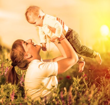 Anne ve kızı kırmızı haşhaş ile