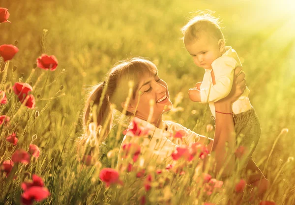 Mor och dotter med röd vallmo — Stockfoto