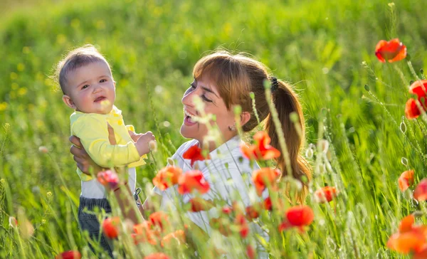 Mãe e filha com papoilas vermelhas — Fotografia de Stock