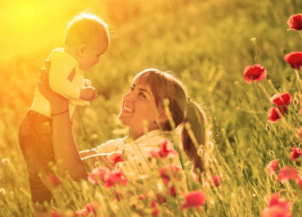 Mor och dotter med röd vallmo — Stockfoto