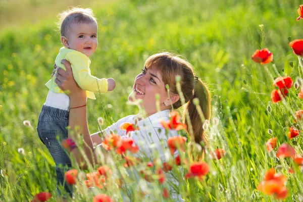 Mãe e filha com papoilas vermelhas — Fotografia de Stock