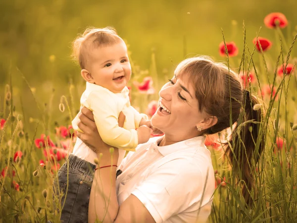 Mère et fille avec des coquelicots rouges — Photo