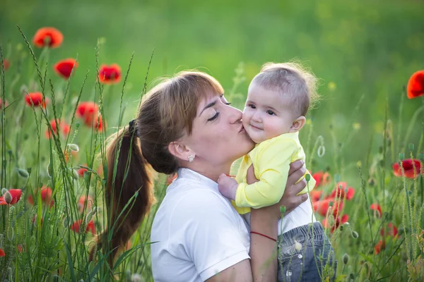 Mor och dotter med röd vallmo — Stockfoto