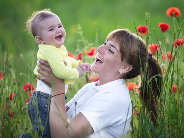 Madre e figlia con papaveri rossi — Foto Stock