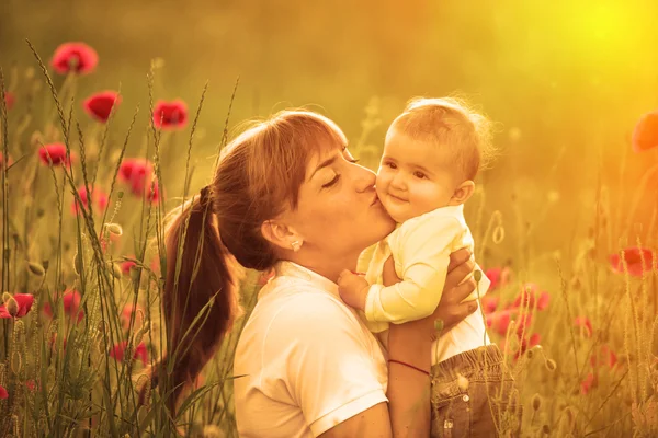 Matka a dcera s červenými máky — Stock fotografie