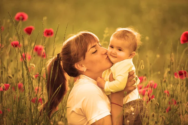 Mãe e filha com papoilas vermelhas — Fotografia de Stock