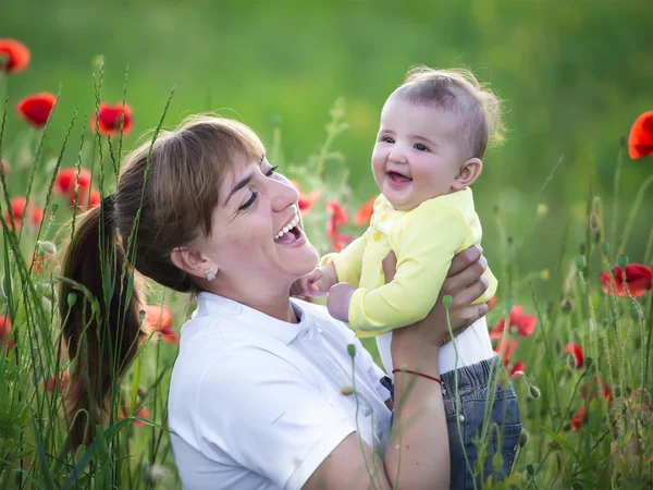 Mor och dotter med röd vallmo — Stockfoto