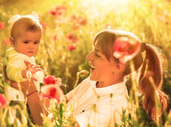 Mãe e filha com papoilas vermelhas — Fotografia de Stock