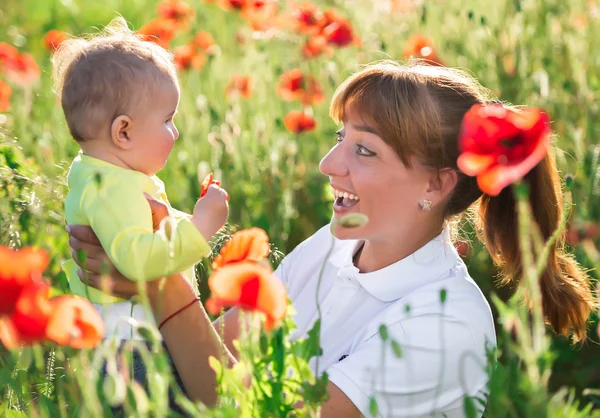 Mãe e filha com papoilas vermelhas — Fotografia de Stock