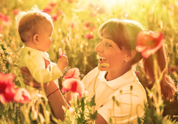 Mor och dotter med röd vallmo — Stockfoto