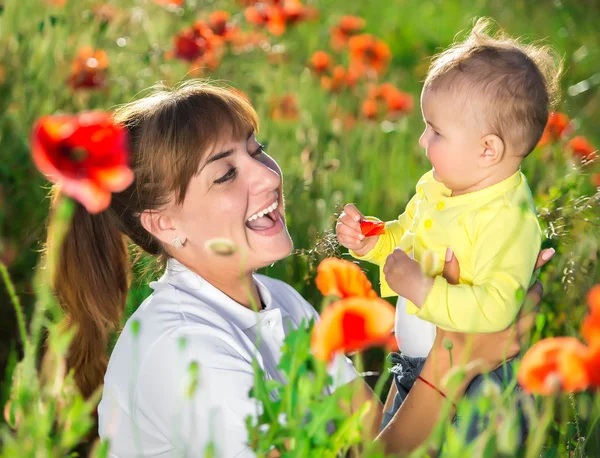 Mor och dotter med röd vallmo — Stockfoto