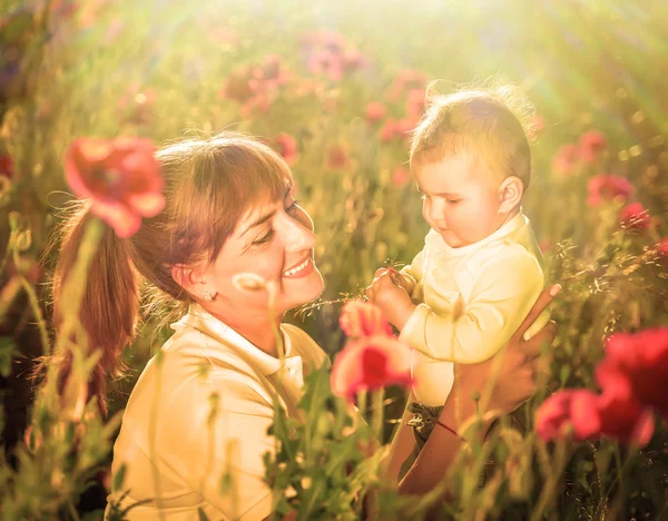 Mãe e filha com papoilas vermelhas — Fotografia de Stock