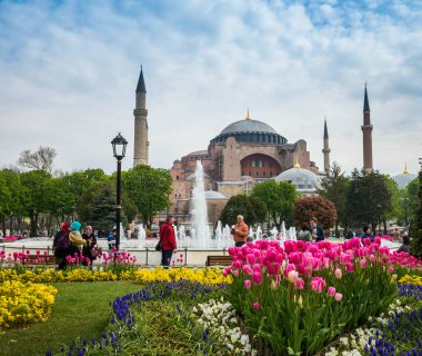 İnsanlar turistik yerleri ziyaret