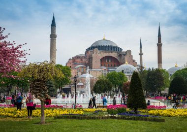 İnsanlar turistik yerleri ziyaret