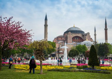 İnsanlar turistik yerleri ziyaret