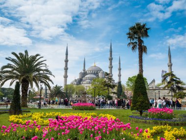 İnsanlar turistik yerleri ziyaret