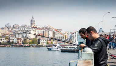 İnsanlar turistik yerleri ziyaret