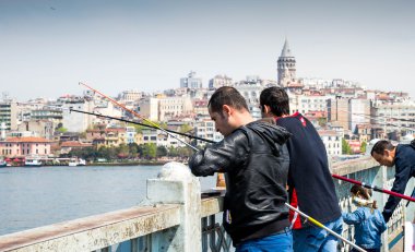 İnsanlar turistik yerleri ziyaret