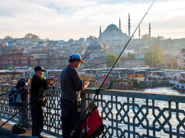 Türkler Galata Köprüsü üzerinde Balık tutma 