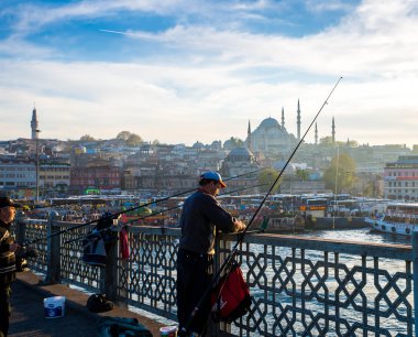 Türkler Galata Köprüsü üzerinde Balık tutma