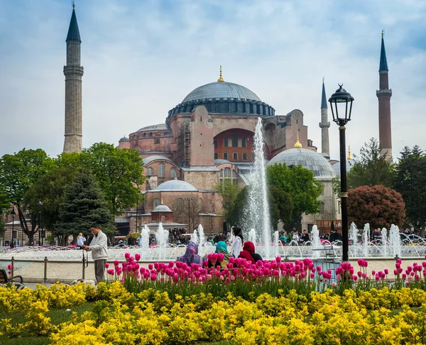 İnsanlar turistik yerleri ziyaret