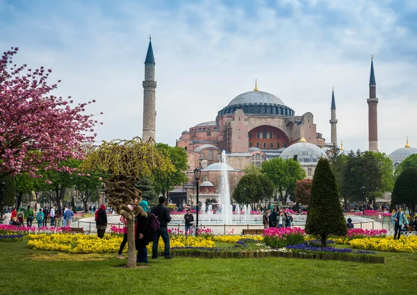İnsanlar turistik yerleri ziyaret