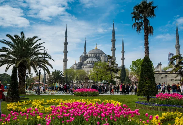 İnsanlar turistik yerleri ziyaret