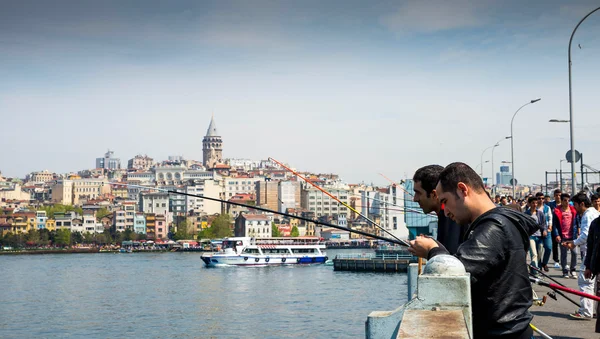 İnsanlar turistik yerleri ziyaret
