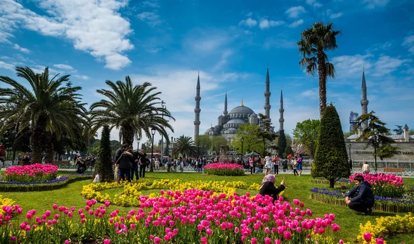 İnsanlar turistik yerleri ziyaret