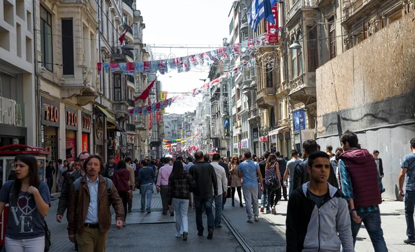Turistas na rua Istiklal — Fotografia de Stock