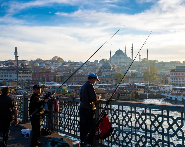 Türkler Galata Köprüsü üzerinde Balık tutma
