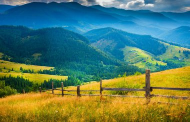 Sis ve samanlıkla kaplı bir manzara