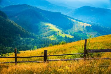 Sis ve samanlıkla kaplı bir manzara