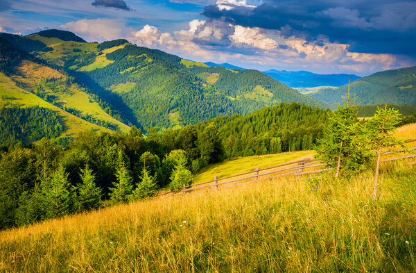 Пейзаж с туманом и стогом сена