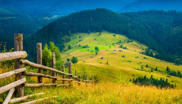 Paisaje con niebla y pajar —  Fotos de Stock