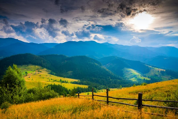 Sis ve samanlıkla kaplı bir manzara